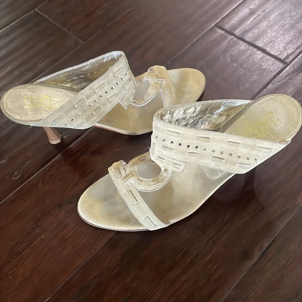 Salvatore Ferragamo ☀︎︎ Smeraldo Gancini Cut Out Suede Slides Sandals ☀︎︎ Gold - Picture 3 of 3